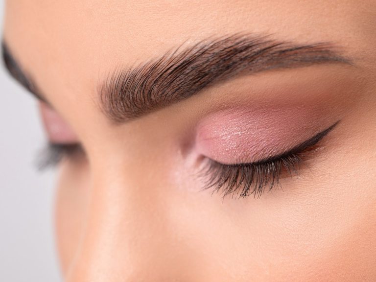 Wimpern Nahaufnahme eines geschlossenen Auges mit sanften Lidschatten und schwarzem Lidstrich.